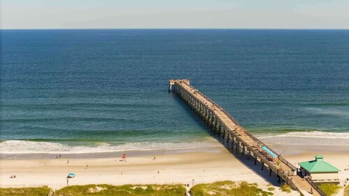 Beautiful beach condo - walk to the beach!