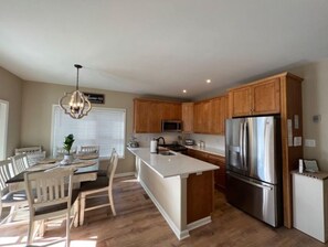 Fridge, microwave, stovetop, dishwasher