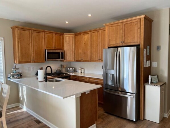 Fridge, microwave, stovetop, dishwasher