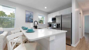 Een koelkast, een magnetron, een oven, een kookplaat