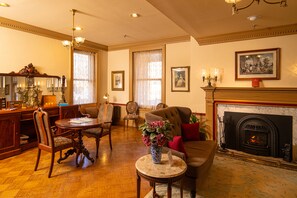 Lobby sitting area - The Lafayette Inn (Easton)
