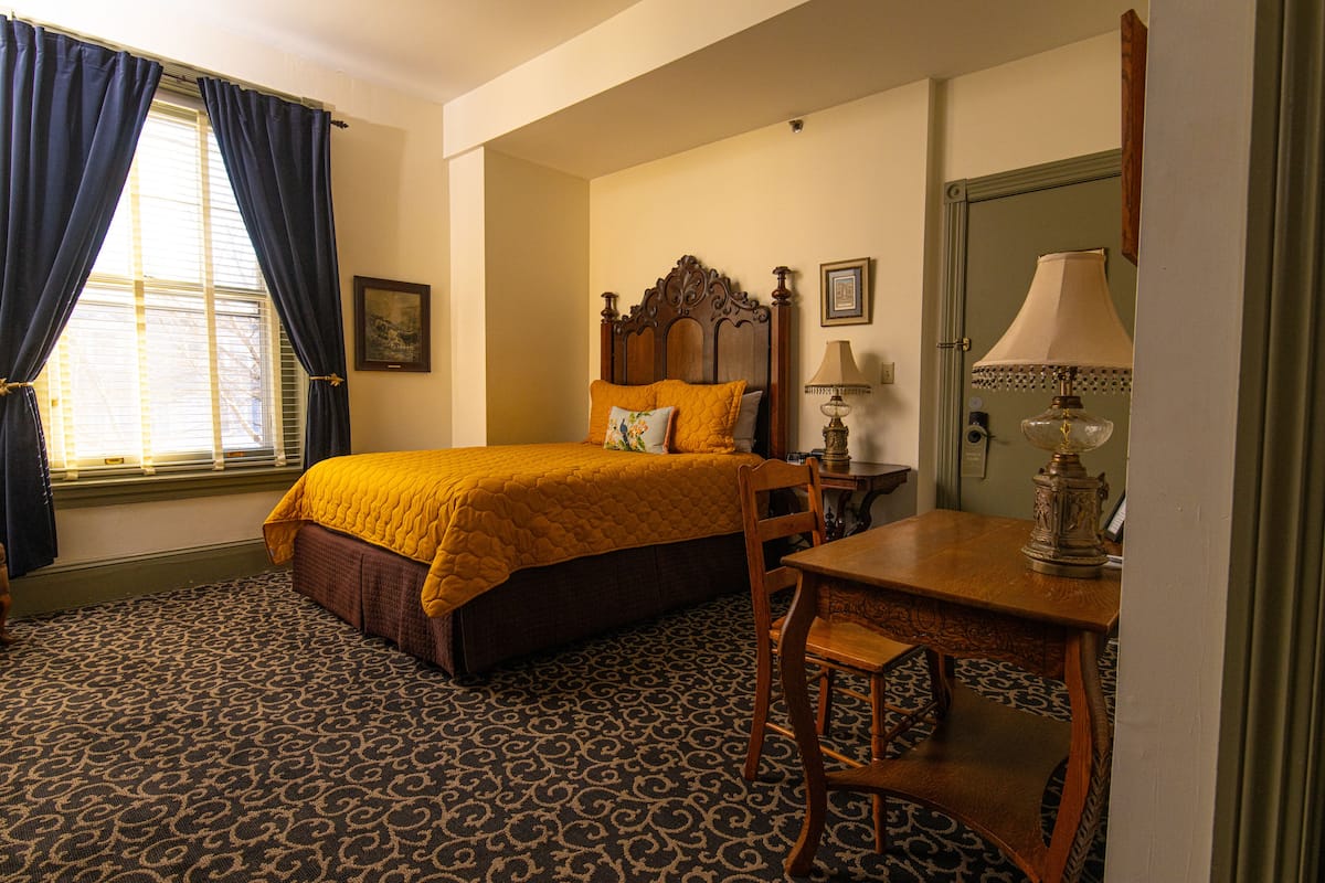Traditional Room, 1 Katil Ratu (Queen), Non Smoking, Private Bathroom | 1 bilik tidur, dihias secara berasingan