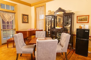 Lobby sitting area - The Lafayette Inn (Easton)