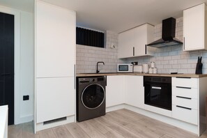 Superior Apartment, Ensuite (1 Bed Apartment Sleeps 4) | Shared kitchen - The Oasis Apartment (Leeds)