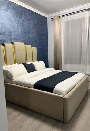 3 camere, una cassaforte in camera, una scrivania, ferro/asse da stiro