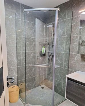 Eco-friendly toiletries, hair dryer, towels, soap - 3 Bedroom with a Rooftop Pool (Nairobi)