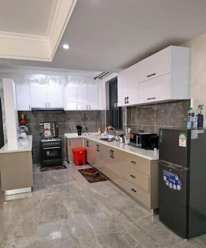 Fridge, microwave, oven, stovetop - 3 Bedroom with a Rooftop Pool (Nairobi)