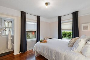 4 bedrooms, desk, iron/ironing board, travel cot - Cool Uptown Village Stay (Vancouver)