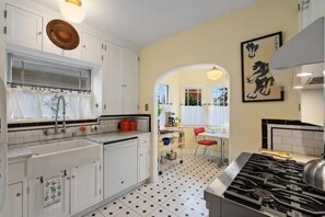 Microondas, horno, placa de cocina, lavavajillas