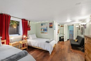 4 Schlafzimmer, Schreibtisch, Bügeleisen/Bügelbrett, Reisekinderbett
