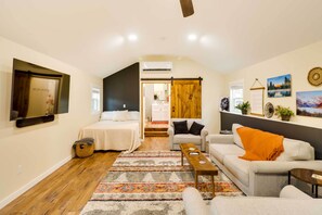 Desk, iron/ironing board, travel cot, WiFi - 20 Mi to Glacier Nat’l Park: Columbia Falls Studio (Columbia Falls)