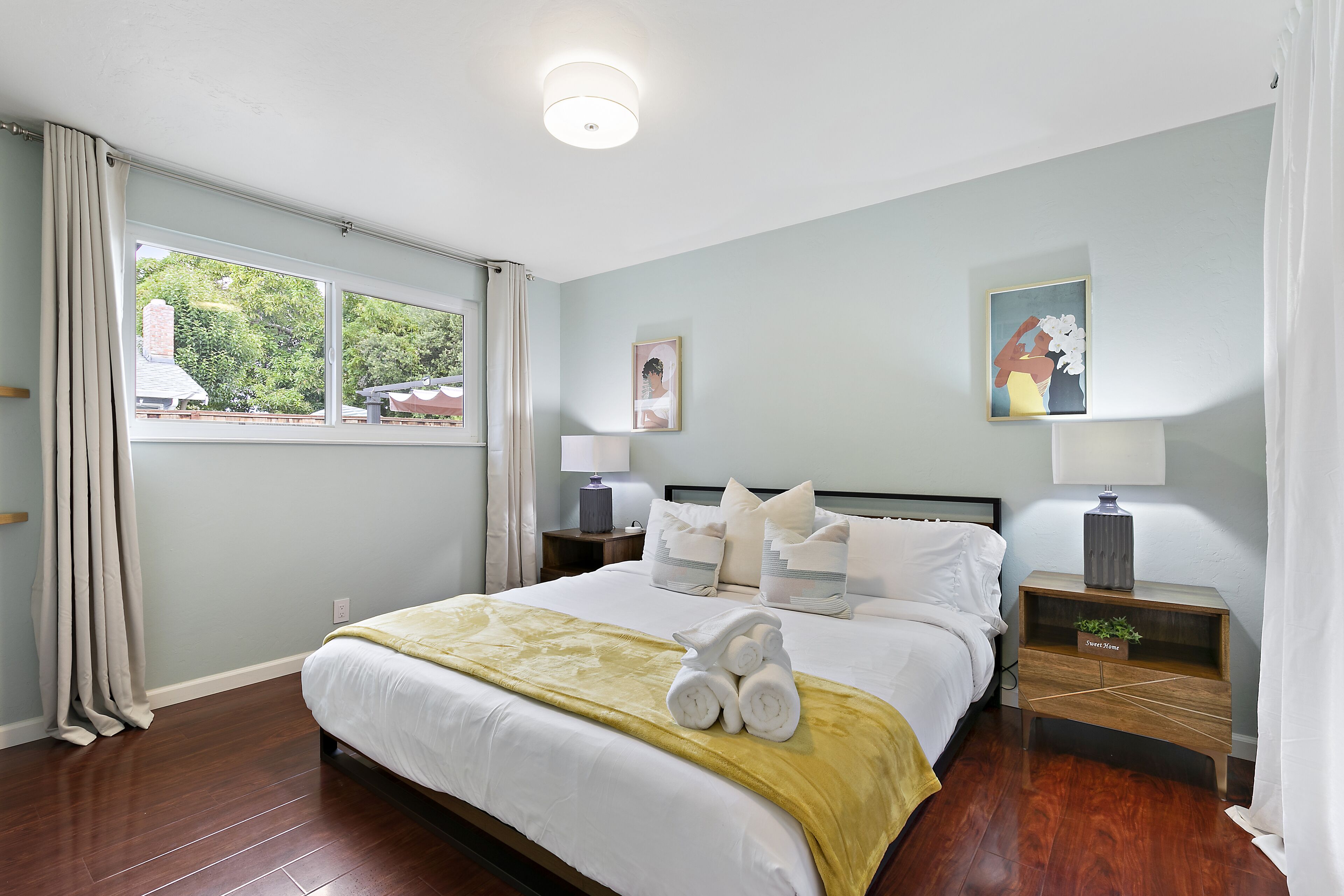 3 habitaciones, escritorio y tabla de planchar con plancha 
