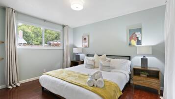 3 habitaciones, escritorio y tabla de planchar con plancha
