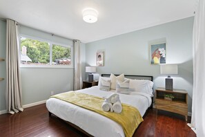 3 bedrooms, desk, iron/ironing board, travel cot