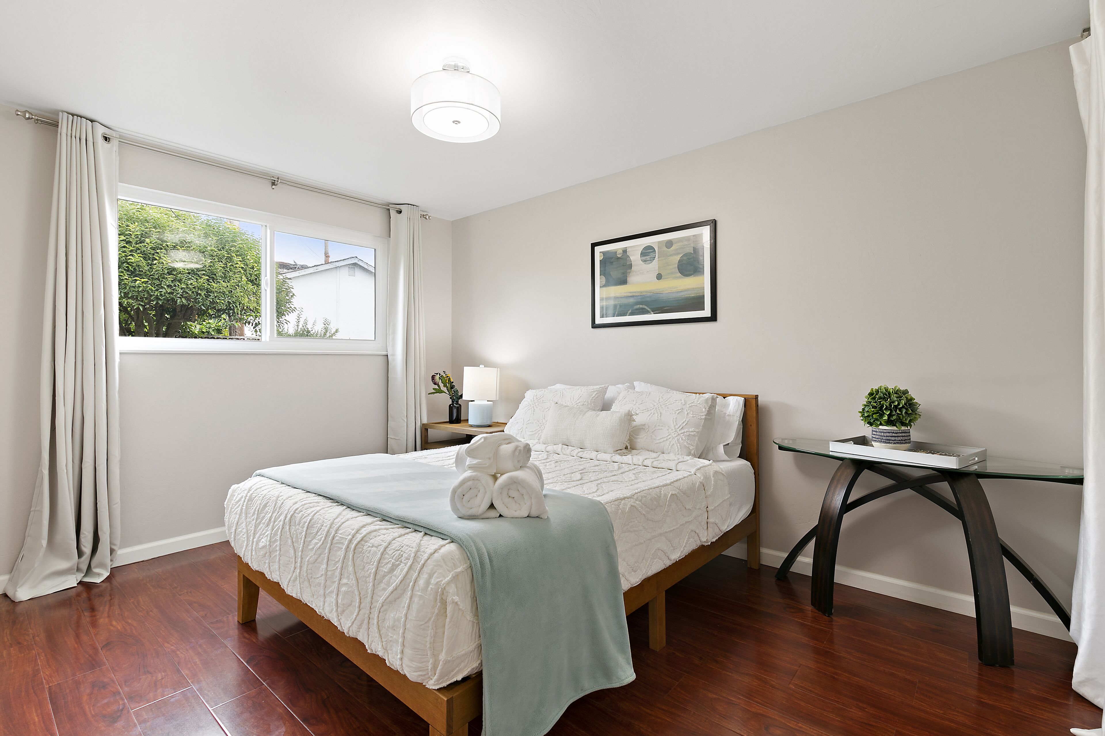 3 makuuhuonetta, työpöytä, silitysrauta/-lauta, vauvan matkasänky