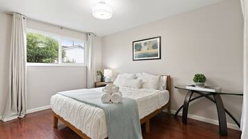 3 makuuhuonetta, työpöytä, silitysrauta/-lauta, vauvan matkasänky