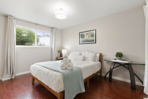 3 bedrooms, desk, iron/ironing board, travel cot - 3B SFH, Comfy Beds, King RM, Yard, Fast WiFi and AC, Near Levi's (Santa Clara)