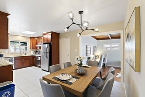 Dining - 3B SFH, Comfy Beds, King RM, Yard, Fast WiFi and AC, Near Levi's (Santa Clara)