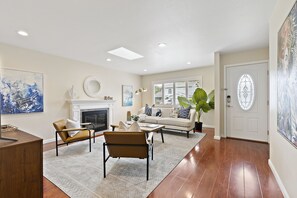 Smart TV - 3B SFH, Comfy Beds, King RM, Yard, Fast WiFi and AC, Near Levi's (Santa Clara)