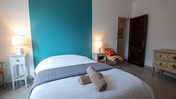 2 camere, una scrivania, ferro/asse da stiro, culla da viaggio