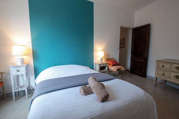 2 Schlafzimmer, Schreibtisch, Bügeleisen/Bügelbrett, Reisekinderbett