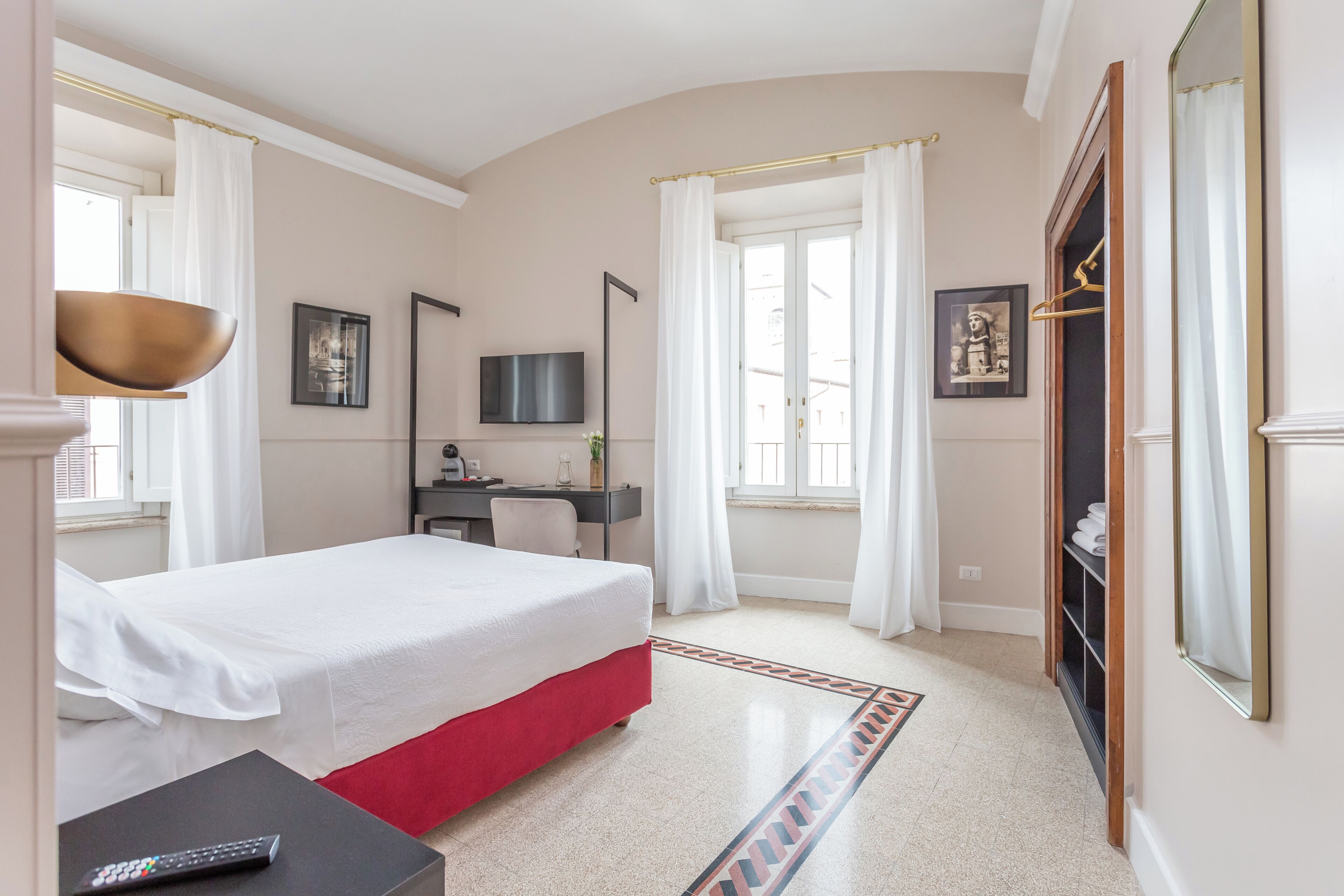 Deluxe Room | Bar mini, meja, ruang kerja komputer riba, kalis bunyi 