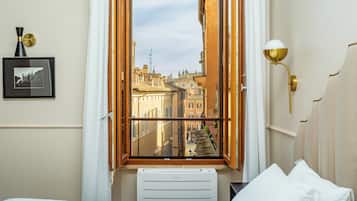 2 makuuhuonetta, minibaari, työpöytä