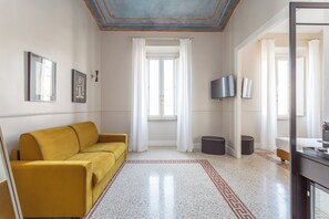 Junior kamer | Een minibar, een bureau, een laptopwerkplek, geluiddichte muren