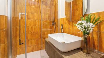 Habitación estándar | Baño | Ducha, artículos de higiene personal gratuitos, secador de pelo y bidé
