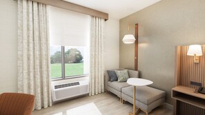 In-room safe, desk, laptop workspace, blackout curtains - Holiday Inn Nashville Airport by IHG (Nashville)