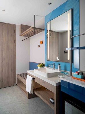 Standard Room, 1 King Bed, Accessible | Bathroom | Shower, hydromassage showerhead, free toiletries, hair dryer - Holiday Inn Express Shanghai Hongqiao NECC by IHG (Shanghai)