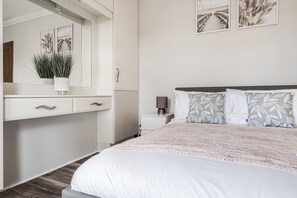 3 bedrooms, iron/ironing board, free WiFi, bed sheets - Willow House by Our Home Short Stays (Bedford)