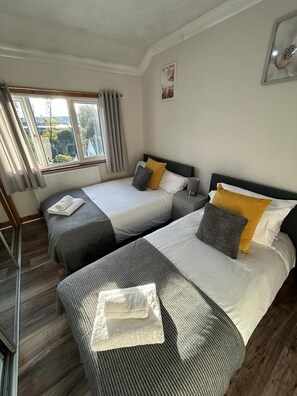 3 dormitorios, tabla de planchar con plancha, wifi gratis y ropa de cama