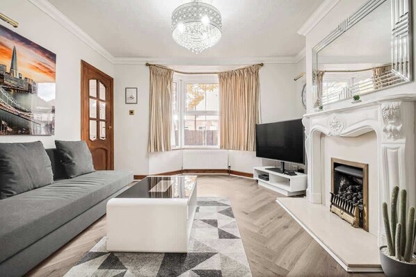 TV - Comfortable and spacious home. FREE Parking. (Bedford)