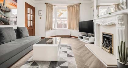 Comfortable and spacious home. FREE Parking.