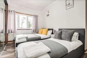 3 bedrooms, iron/ironing board, free WiFi, bed sheets - Comfortable and spacious home. FREE Parking. (Bedford)