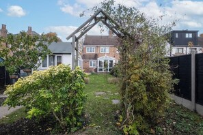 Exterior - Comfortable and spacious home. FREE Parking. (Bedford)