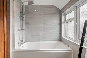 Shower, hair dryer - Comfortable and spacious home. FREE Parking. (Bedford)