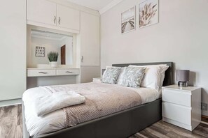 Room - 3 Bedroom Home With 2 Bathrooms and Free Parking (Bedford)