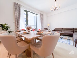 Living room - Stunning Beach View Apt. with Balcony Jumeirah La Mer (Dubai)