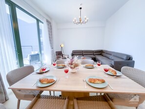 Living room - Stunning Beach View Apt. with Balcony Jumeirah La Mer (Dubai)