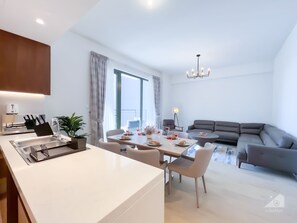 Apartment (2 Bedrooms) | Living room - Stunning Beach View Apt. with Balcony Jumeirah La Mer (Dubai)