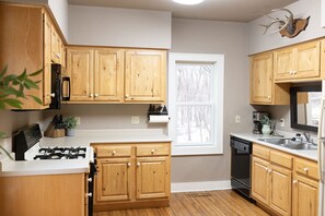 冰箱、微波炉、烤箱、炉灶