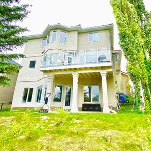 Exterior - Ravine House, 4000sqf, View, AC,Sleep12+

 (Calgary)