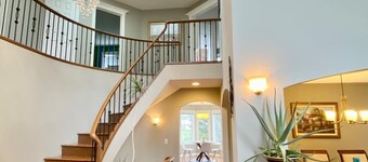 Ravine House, 4000sqf, View, AC,Sleep12+

