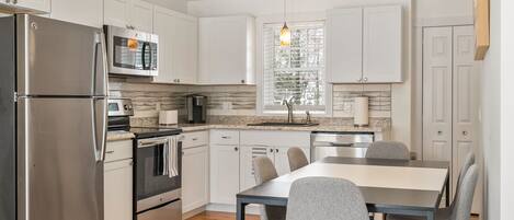 Refrigerador, microondas, horno y parrilla de estufa