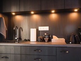 Refrigerador con freezer, microondas, placa de cocina, tostadora