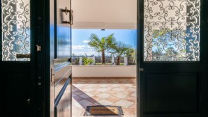 A balcony with a view of palm trees and a clear sky. - Villa Petrone | Luxury Four Seasons-Jacuzzi&Pool (Emilia-Romagna)