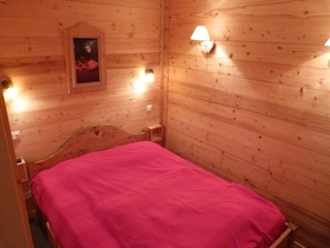 4 bedrooms, iron/ironing board, travel cot, free WiFi