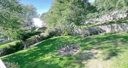 Newport’s garden house near beach . Convenient